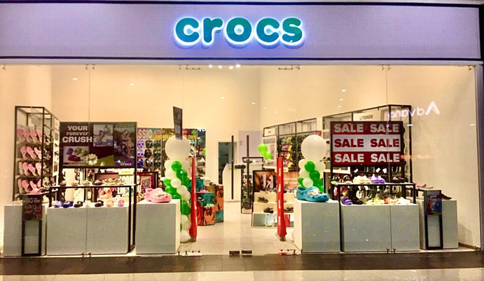 Crocs, se reinventa con la reapertura de su tienda en Mall del Río