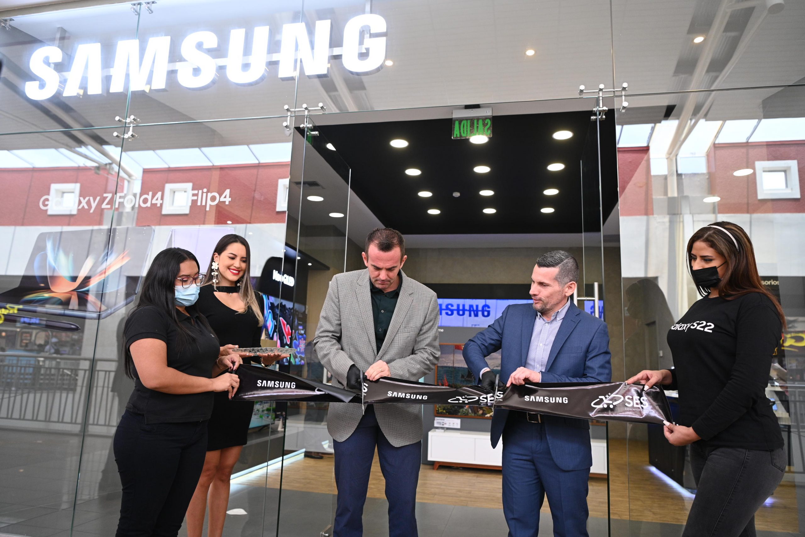 Samsung Ecuador transforma dos tiendas para ofrecer  la experiencia única del hogar conectado