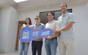 EL PRESIDENTE NOBOA ENTREGA CASAS Y FORTALECE LA ATENCIÓN MÉDICA PARA LA CIUDADANÍA EN SANTO DOMINGO 1